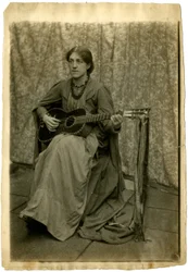 May Morris mit einer Gitarre, ca. 1886 (Sepia-Foto)